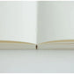 Detalle de la apertura y encuadernación del cuaderno A4 de la firma Midori