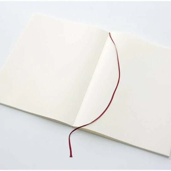 Cuaderno de hojas lisas y marcapáginas de seda roja abierto 180º