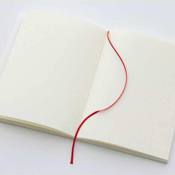 Cuaderno MD Midori MD Notebook con páginas blancas abierto con marcador de seda roja