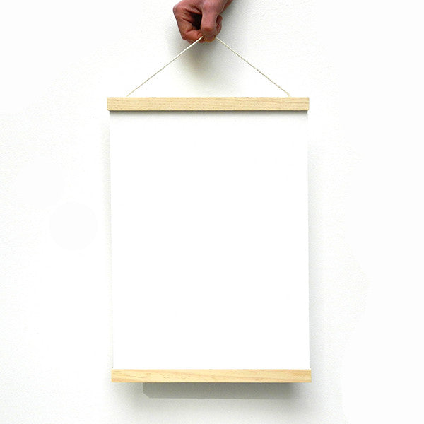 Los colgadores de madera son un método muy sencillo de exponer láminas, pósters y fotografías de diferentes tamaños