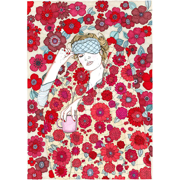 Una ilustración de Ana Jarén en la que se ve a una chica con antifaz y una taza de café en un edredón de flores rojas.