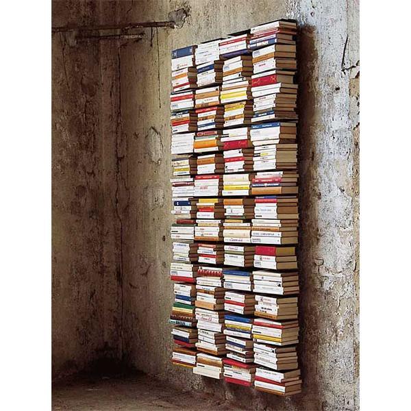 Varias estanterías virtuales llenas de libros sobre una pared de acabado rústico