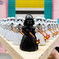 Figuras vestidas de fallera con casco de Darth Vader y Storm Trooper en la puerta de Gnomo