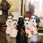 Figuras con traje de fallera y casco de Storm Trooper y Darth Vader delante de una figura de fallera y un marco de fotos