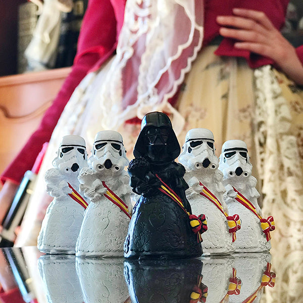 Figuras con traje de fallera y casco de Storm Trooper y Darth Vader posando con una mujer vestida de fallera