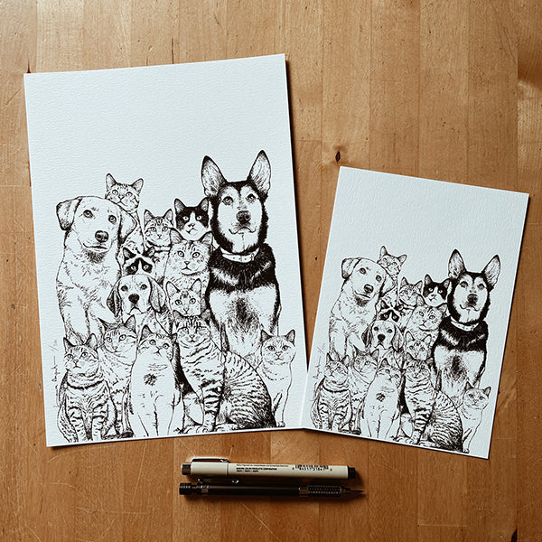 Print Family de Laura Agustí de un grupo de 3 perros y 11 gatos en varios tamaños sobre suelo de madera