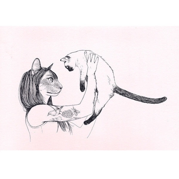 Print con ilustración de Laura Agustí de una chica tatuada en el brazo con cara de gato sosteniendo en el aire a un gato siamés