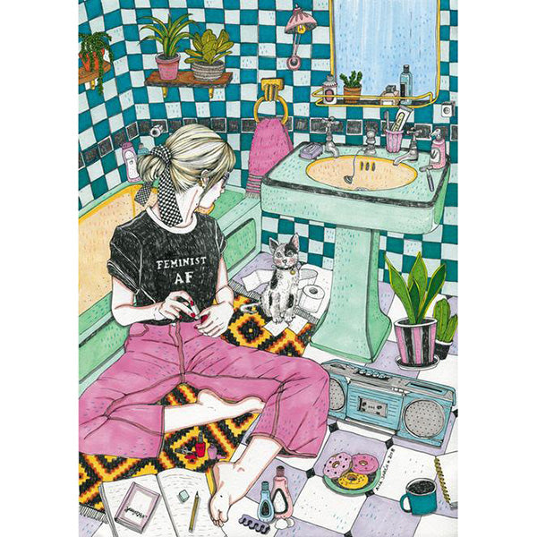 Una chica con una camiseta en la que se lee Feminist está sentada en el suelo de un cuarto de baño pintándose las uñas mientras escucha música y mira a un gato con cascabel