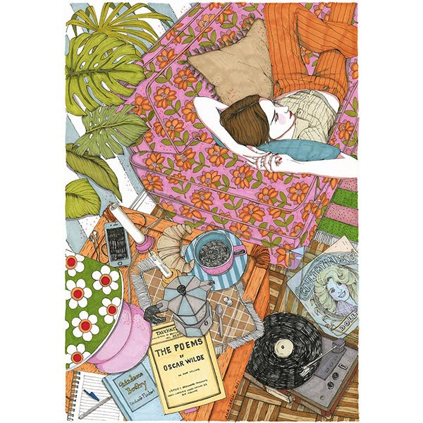 Ilustración de una chica dormida en un sofá de flores, con un café, libros y un disco de Dolly Parton