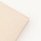 Detalle del cosido de la funda de papel encerado para proteger las libretas japonesas Midori tamaño A6