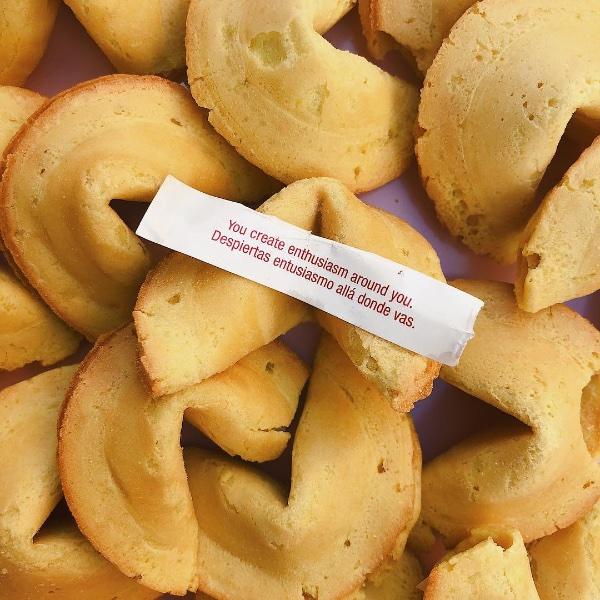 Varias Fortune Cookies con un mensaje sobre ellas: "Despiertas entusiasmo allá donde vas"