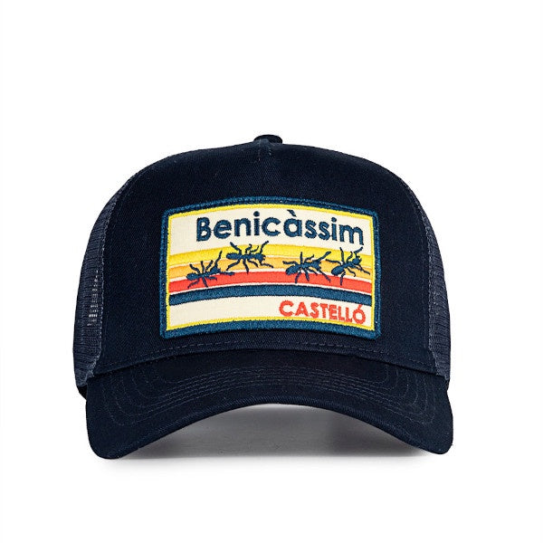 Gorra azul marino con rejilla lateral y parche bordado de Benicàssim (Castellón) con imagen de sus típicas hormigas