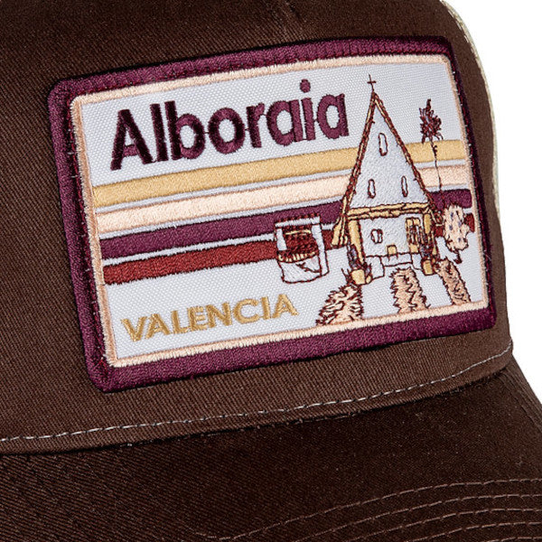 Detalle del diseño bordado de la gorra Alboraia con una barraca