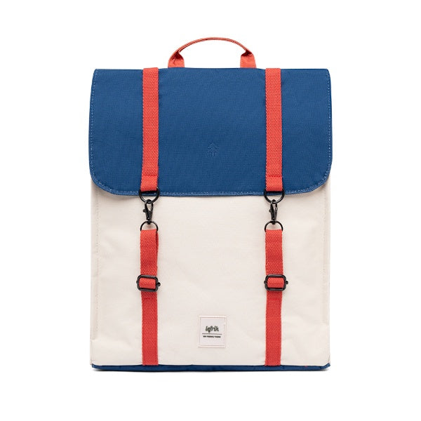 Mochila Bauhaus de Lefrik en azul marino y crema con correas rojas y cierre con mosquetones 100% reciclada