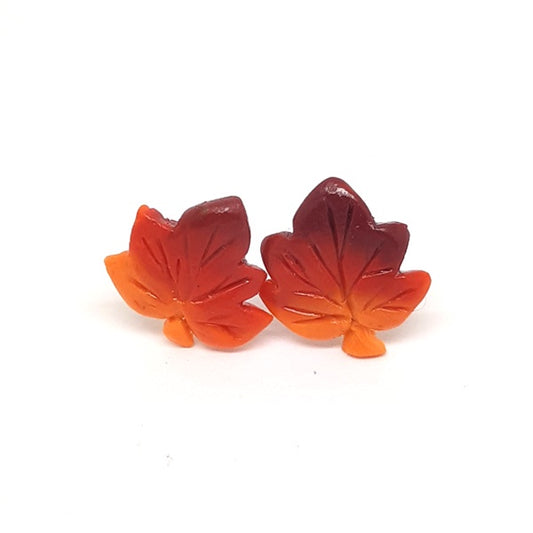 Pendientes de arcilla polimérica con forma de hoja de otoño en colores naranjas y rojos degradados