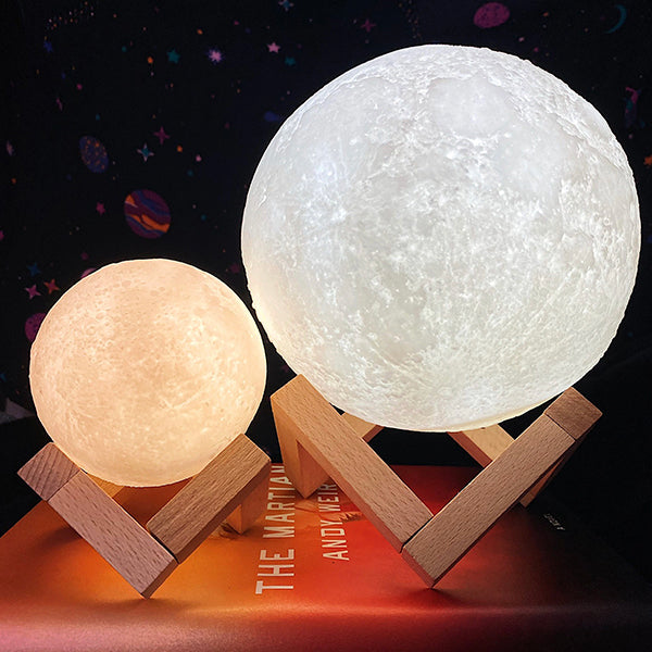 Lámpara Luna 8 cm. con USB, soporte de madera y 3 tonos de luz – Gnomo