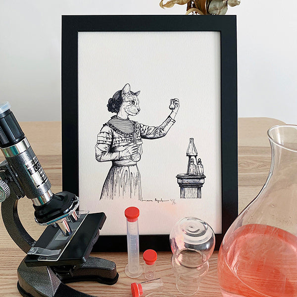 Marco A4 negro con una ilustración de Marie Curie ilustrada por Laura Agustí rodeada de objetos científicos