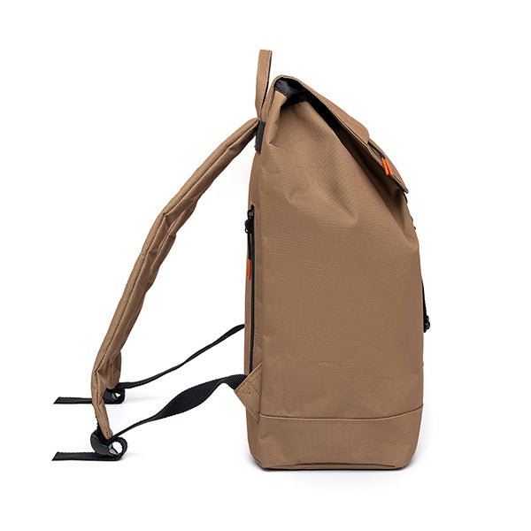Vista lateral de la mochila ecológica de plástico reciclado de la marca española Lefrik en color marrón camel
