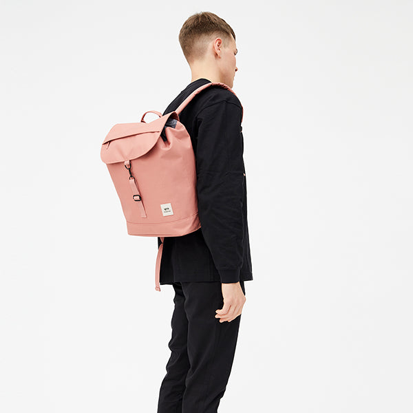 Chico vestido de negro con la mochila 100% reciclada de la firma española Lefrik en color rosa empolvado