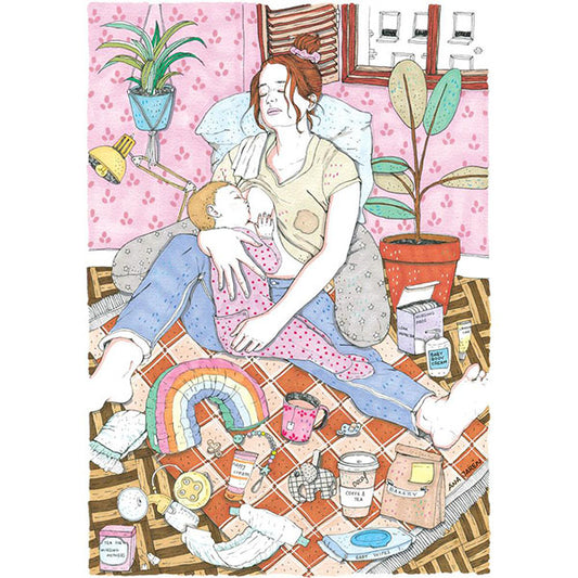 Una madre exhausta dándole el pecho a su bebé rodeada de pañales, cojines de lactancia, sacaleches, café descafeinado, empapadores, toallitas...