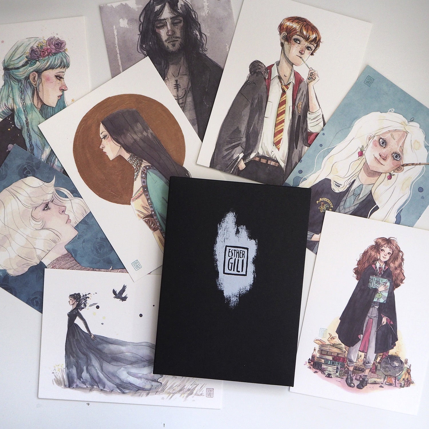 Pack negro con ocho postales de la ilustradora Esther Gili, entre las que destacan muchos personajes de la saga Harry Potter