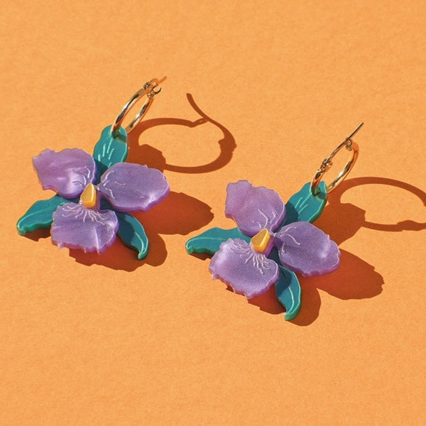 Pendiente de metacrilato con forma de flor de orquídea como símbolo de la vulva de mujer