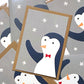 Postal de navidad con un pingüino saludando y sobre de papel craft ilustrada por Elisa Talens