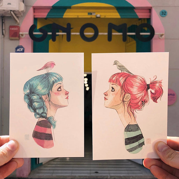 Ilustraciones de Sara y Finch y Pájaros en la cabeza de Esther Gili en tamaño postal incluidas en el pack rojo de postales