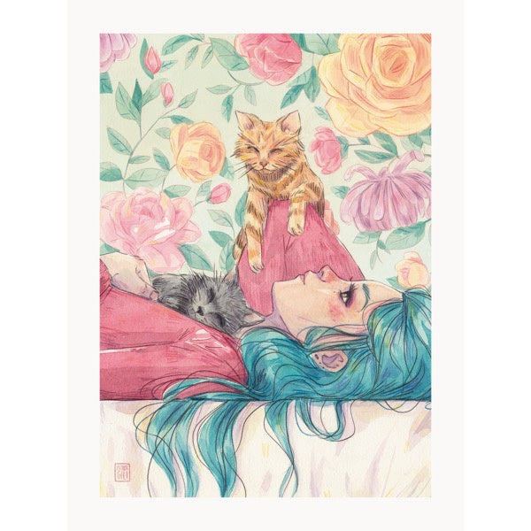 Ilustración de Esther Gili de una chica de pelo azul acostada con dos gatos descansado encima suyo con un fondo con grandes flores de colores.