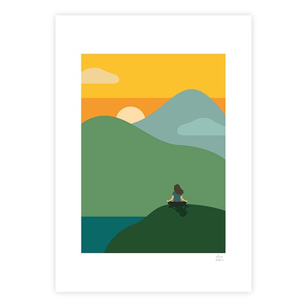 Ilustración en amarillos y verdes en la que aparece una mujer en posición de loto en la cima de una montaña observando el atardecer