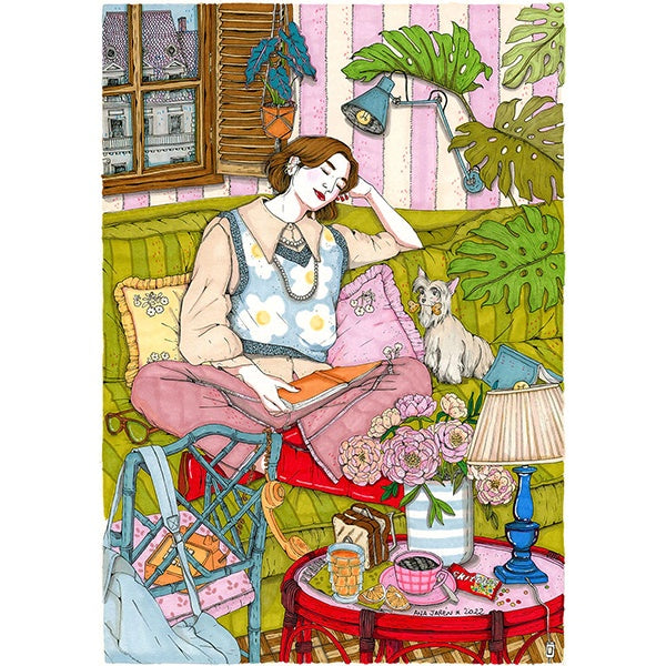 Ilustración de Ana Jarén para decorar en la que vemos a na mujer dormida sentada en un sofá verde con un libro en las manos y un perrillo con un hueso en la boca mirándola