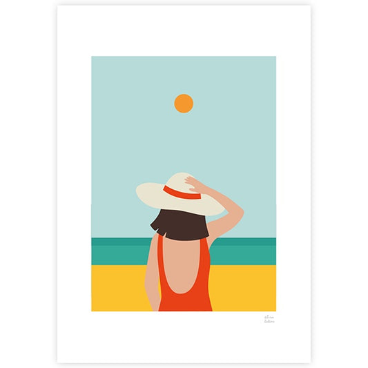 Lámina con ilustración de Elisa Talens en la que aparece una chica con bañador rojo y sombrero de espaldas en pla playa mirando al mar y con el sol alto sobre un cielo azul