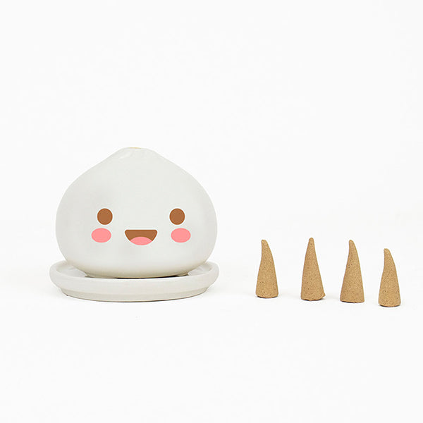 Quemador de incienso de cerámica con forma de bao con carita adorable y platito y cuatro conos de incienso