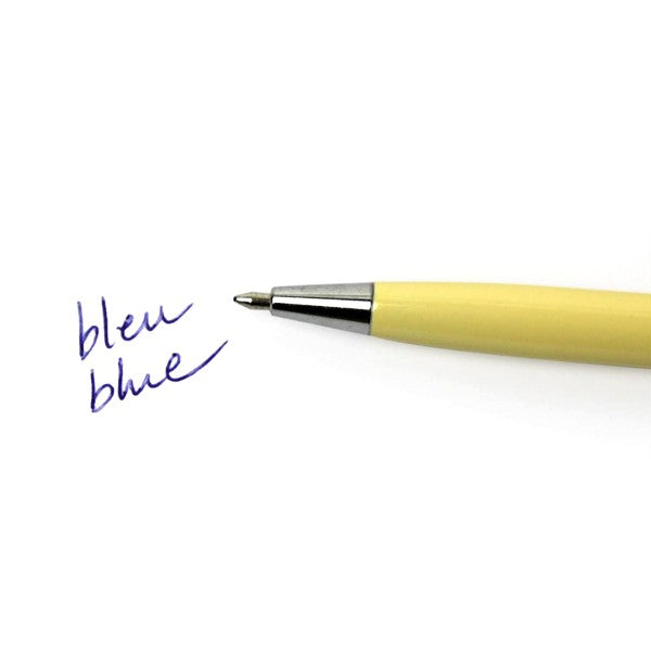 punta de bolígrafo con escritura en azul al lado y las palabras bleu y blue