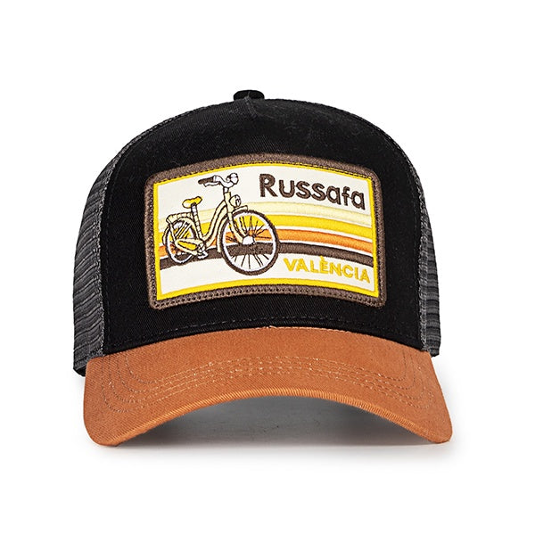 Gorra negra y marrón con parche bordado del barrio de ruzafa con una bicicleta