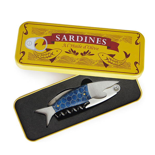 Sacacorchos azul y metálico con forma de sardina dentro de una caja amarilla de lata en la que pone Sardines á l'huile d'olive