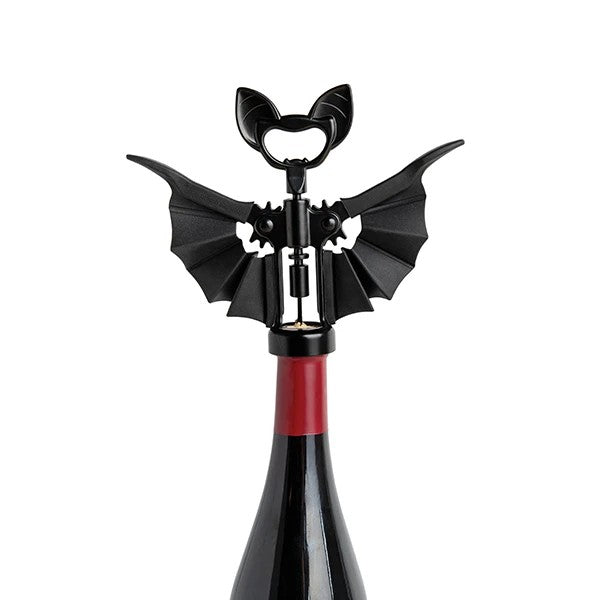 Sacacorchos de Ototo Vino con forma de murciélago negro con alas y colmillitos para usar como abridor abriendo una botella de vino