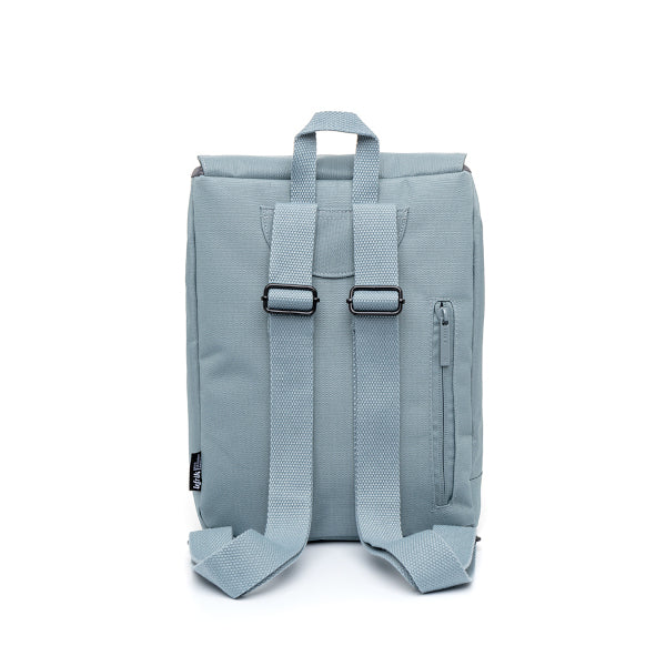 Parte trasera de la mochila reciclada de color azul claro de la marca española Lefrik