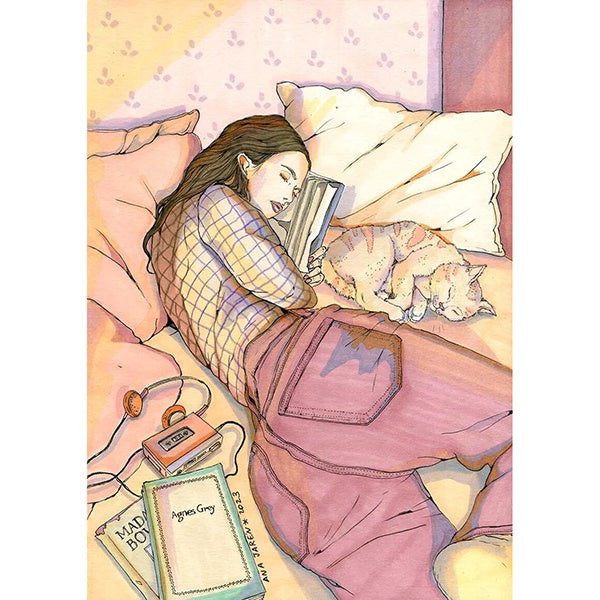 Ilustración de Ana Jarén de una chica dormida en la cama con un libro en la mano y un gatito enroscado al lado