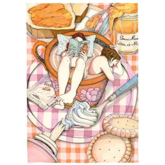Dos mujeres se bañan en una taza de té rodeadas por tostadas, galletas y nata montada dibujadas por Ana Jarén