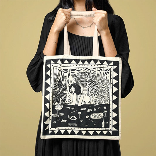bolsa de tela con una ilustración de María Gómez en las que se ve a dos amigas de fiesta