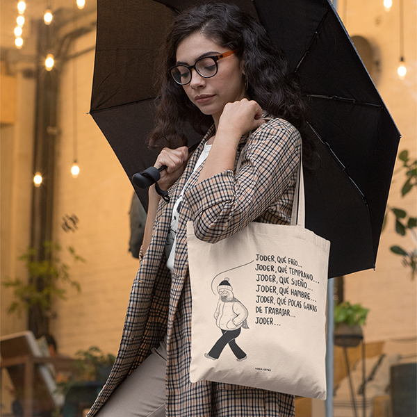 Mujer elegante en un día lluvioso con una tote ilustrada por María Gómez