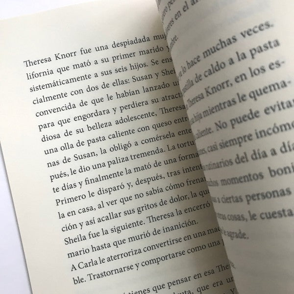 Hojas interiores del nuevo libro de relatos de terror de Ana Elena Pena El Tren de la Bruja