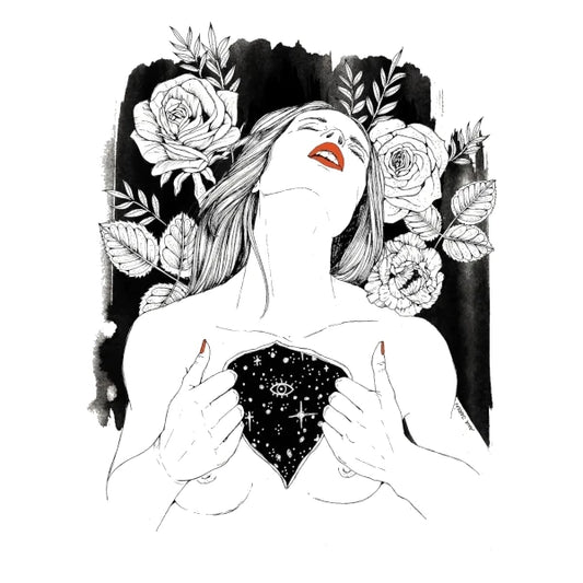 Mujer en blanco y negro con labios rojos abriéndose el pecho con las manos mientras echa la cabeza hacia atrás en éxtasis, Dentro de su pecho, un universo y el tercer ojo.