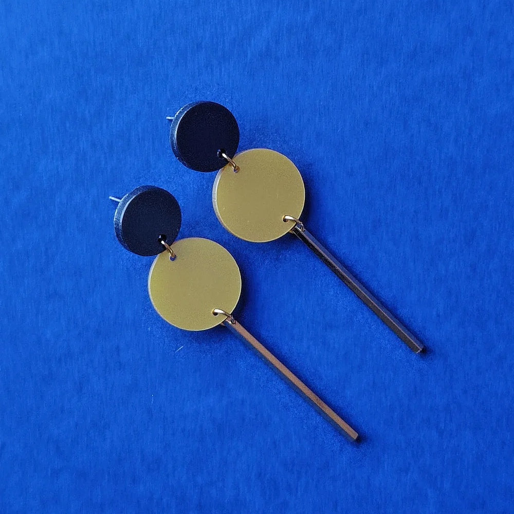 Pendientes de Mitumi en metacrilato y metal con dos círculos y una barrita dorada