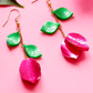 Pendientes en forma de buganvilla color rosa intenso y con dos hojas verdes de Mitumi