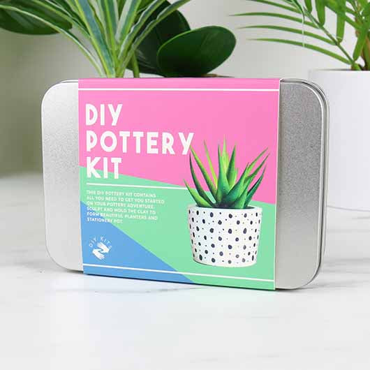 Caja del kit con todo lo necesario para hacer tu propia maceta de cerámica