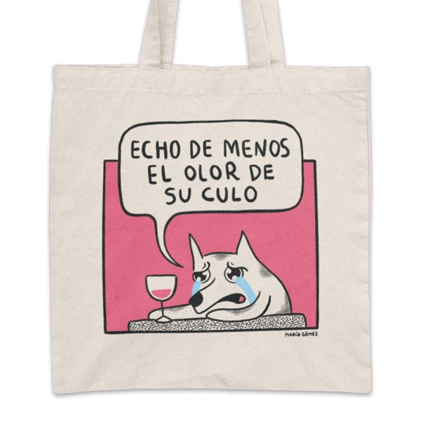 Tote bag con un perro llorando con una copa de vino mientras dice "Echo de menos el olor de su culo"