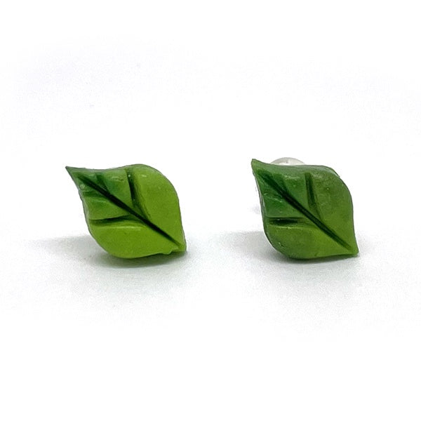 Pendientes de acero inoxidable y arcilla polimérica con forma de hoja verde