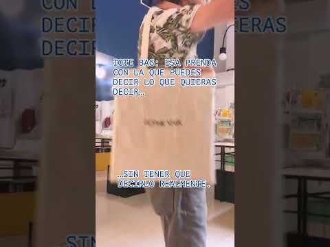Una persona baila con el bolso de tela con una inscripción en la que se lee Déjame vivir